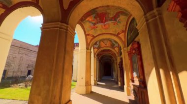 Prag Loreta, Hradcany, Çekoslovakya 'nın süslü tarihi freskli manastırının panoraması.