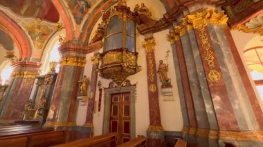 Lord 's Birth Kilisesi' nin içini heykeller, kalıplar, yaldızlar, taş sütunlar, freskler ve klasik avizeler, Prag Loreta, Çek