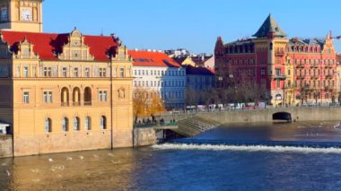 Kızıl Bellevue Evi ve Smetana Müzesi, sgraffito ile kaplı, Eski Şehir Su Kulesi saatli ve Vltava Nehri akıntılı, Prag, Çek Cumhuriyeti