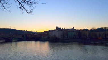 Vltava Nehri 'nden eski Prag' ın alacakaranlık silueti Petrin Tepesi, Petrin Gözcü Kulesi, Prag Şatosu 'nun St Vitus Katedrali ve Çek Cumhuriyeti' nin Mala Strana kentinin konutları ile.