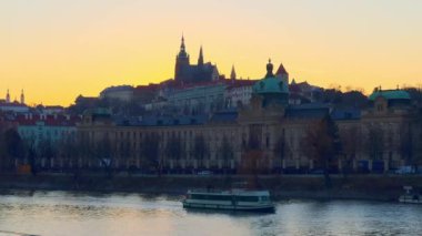 Prag Şatosu ve St. Vitus Katedrali 'nin bulunduğu Vltava Nehri' nde Mala Strana ve Hradcany mahallelerine karşı yüzen turist teknesi, Prag, Çek Cumhuriyeti 'nin başkenti Prag' da.