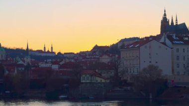 Prag 'ın alacakaranlık silueti Mala Strana ve Hradcany' nin çatıları, St Vitus Katedrali ve Strahov Monatery, Çek Cumhuriyeti