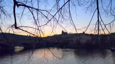 Prag Panorama, Vltava Nehri, Manes Köprüsü, Mala Strana Mahallesi ve Prag Şatosu ile Çek Cumhuriyeti Rudolfinum Parkı tepesinde.