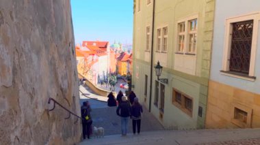 Mala Strana ve Hradcany mahallelerini birbirine bağlayan tarihi Radnicke schody (belediye binası merdivenleri), Prag, Çek