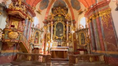 Lord 's Birth Kilisesi' nin zengin dekore edilmiş sunağı, oyulmuş kürsüsü, freskli duvarları ve kasası olan panoraması, Prag Loreta, Çek Cumhuriyeti