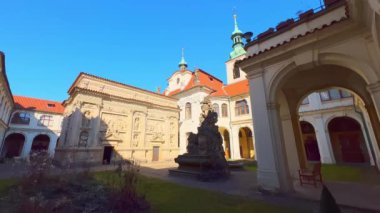 Prag Loreta Manastırı 'nın tarihi atari salonu, kalıplarla ve fresklerle süslenmiş panoraması, Lord' s Birth Kilisesi 'nin ön yüzü ve heykel yapılmış Loretto Şapeli, Çek