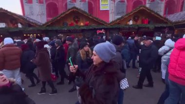 KYIV, UKRAINE - 2 Ocak 2021: Sözleşme Meydanı 'ndaki kalabalık Noel Pazarı Panoraması (Kontraktova Ploshcha) tezgahları, kafeleri, Noel Ağacı ve dönme dolabı, Kyiv, Ukrayna