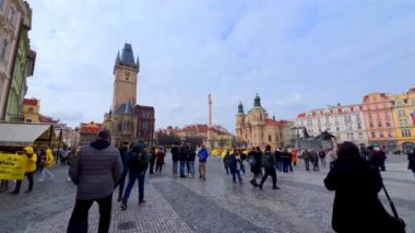 PRAG, CZECHIA - 5 Mart 2022: Eski Şehir Meydanı (Staomestske Namesti) boyunca eski belediye binası, Marian Sütunu, St Nicholas Kilisesi, renkli konutlar ve Jan Hus Anıtı, Prag, Çek Cumhuriyeti