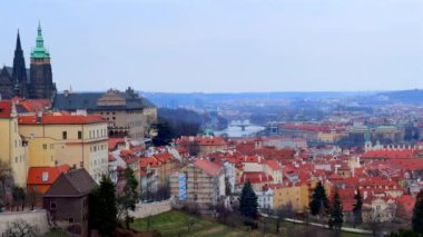 Prag Kalesi, St Vitus Katedrali, tepenin yamacındaki Büyük Strahov Bahçesi ve Prag, Çek Cumhuriyeti 'nin Prag ve Mala Strana bölgelerinin eski kırmızı kiremit çatıları ile panoramik şehir manzarası