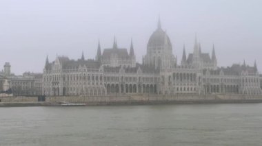 Macaristan Parlamentosu ve Tuna Nehri 'nin Budapeşte, Macaristan' da kış sisi ile kaplı etkileyici Gotik binası