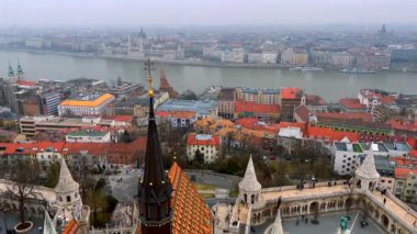 Matthias Kilisesi çan kulesinden gelen sisli şehir manzarası, Buda Kalesi Tepesi, Balıkçı Kalesi, Eski Buda, Tuna ve Macaristan Parlamentosu 'nun çatıları Pest tarafında, Budapeşte, Macaristan