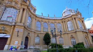 Macaristan 'ın Budapeşte kentindeki Vajdahunyad Kalesi kompleksinin topraklarında Macar Tarım Müzesi olarak hizmet veren etkileyici Barok Sarayı' nın Panoraması