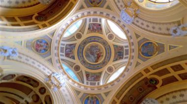 BUDAPEST, HUNGARY - 23 Şubat 2022: Posaik resimlerle dekore edilmiş Szechenyi Termal Spa kubbesinin dönüşümlü görünümü, Budapeşte, Macaristan