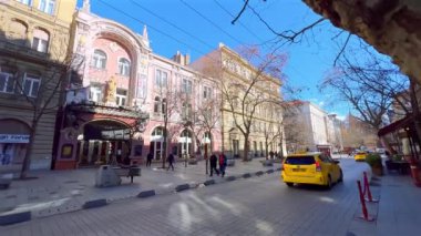 BUDAPEST, HUNGARY - 23 Şubat 2022: Budapeşte Opera Tiyatrosu ve tarihi konutların ön cephesi ile Nagymezo Caddesi Panoraması