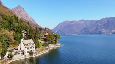 Ceresio göl manzaralı Lugano Prealps, arka planda San Mamete ve Monte dei Pizzoni 'nin küçük evleri, Valsolda, Lombardy, İtalya
