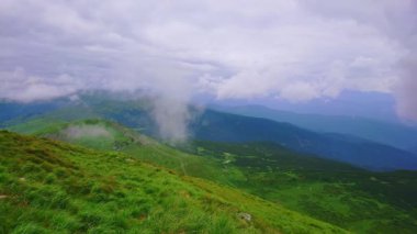 Hoverla Dağı 'ndan, Chornohora Sıradağlarından, Karpatlar' dan, Ukrayna 'dan yüzen bulutlarla dolu dağ manzarası.