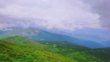 Bulutlu bir günde, Hoverla Dağı 'nın zirvesinden Chornohora Sıradağları, Karpatlar ve Ukrayna' nın keyfini çıkarın.