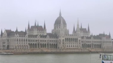Sisli Tuna Nehri 'nin panoramik manzarası ve Macaristan Parlamentosu' nun görkemli Gotik binası, Budapeşte, Macaristan