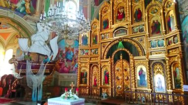 HOSHIV, UKRAINE - 27 Temmuz 2021: Yasna Hora 'daki Başkalaşım Manastırı' nın panoramik iç mimarisi, yontulmuş heykeller, duvarlara ve kubbeye boyanmış süsler, Hoshiv, Ukrayna