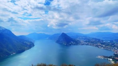 Mavi Lugano Gölü ve Monte San Salvatore üzerinde hızlı akan bulutların zamanı, Monte Bre, Ticino, İsviçre manzarası
