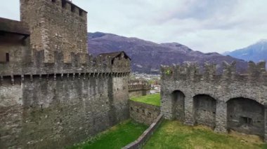 Montebello Kalesi 'nin iç koğuşunun panoraması korunmuş kalesi, devasa kuleleri ve surları olan Bellinzona, Ticino, İsviçre