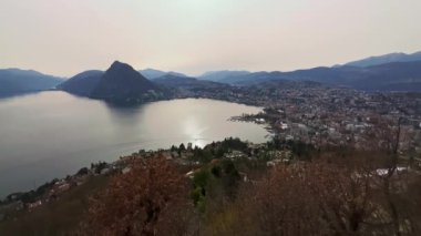 Gün batımında Alp manzarası - Lugano Gölü dağlarla çevrili, Monte San Salvatore arka planda, Ticino, İsviçre