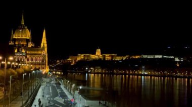 Budapeşte 'de Tuna, Parlamento binası, Buda Kalesi ve Balıkçı Kalesi ile gece panoraması