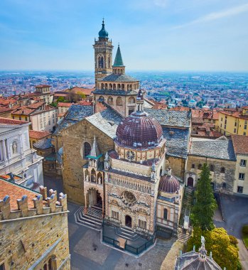 Olağanüstü taş oyma Panorama Capella Colleoni, küçük Baptistery ve Santa Maria Maggiore Bazilikası 'ndan Red Lion Gate (Porta dei Leoni Rossi), kubbesi ve uzun çan kulesi, Bergamo, İtalya