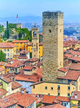 Orta Çağ Gombito Kulesi (Torre del Gombito), İtalya 'nın Bergamo eyaletinin Citta Alta kentinin kırmızı kiremit çatıları arasında yer almaktadır.