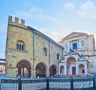 Ortaçağ Piazza Duomo 'su Sant' Alessandro Katedrali ve Palazzo della Ragione, Bergamo, İtalya