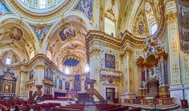 BERGAMO, ITALY - 7 Nisan 2022: Duomo di Bergamo (Bergamo Katedrali) 'nin zengin dekore edilmiş dua salonunun panoraması duvarlarda, sütunlarda ve kasalarda yaldızlı desenler, boyanmış kubbe, süslü sunak, Citta Alta, Bergamo, İtalya