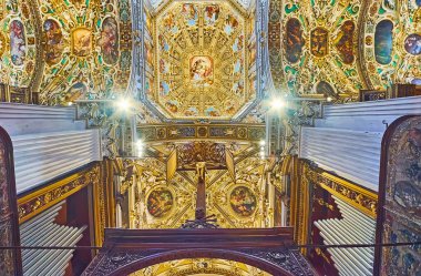 BERGAMO, ITALY - 7 Nisan 2022: Tahta haç, resif sütunları, oyulmuş sütunlar, yaldızlı desenler ve freskler Santa Maria Maggiore Bazilikası, Bergamo Alta, İtalya