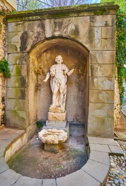 Passaggio Torre di Adalberto, Citta Alta, Bergamo, İtalya 'da bulunan Nemea aslanı derisi giyen Herkül heykeli.