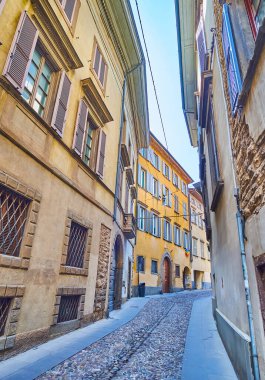 Via Salvecchio 'daki hafif tırmanış klasik kasaba evleri, Citta Alta, Bergamo, İtalya
