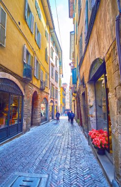 Bartolomeo Colleoni caddesi, Citta Alta, Bergamo, İtalya 'daki tarihi konaklarla dolu.