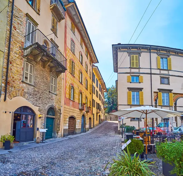 İtalya, Bergamo, Citta Alta 'daki Via San Salvatore boyunca uzanan tarihi kasaba evleri.