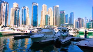 DUBAI, BAE - 7 Mart 2020 Dubai Limanı, modern yatlarla lüks Dubai Marina, 7 Mart 'ta Dubai' de limana demirledi.