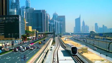 DUBAI, BAE - 7 Mart 2020: Dubai 'de modern tramvayın, hızlı trafiğin ve Dubai Internet City' nin Arenco Kulesinin manzarası