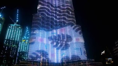 DUBAI, BAE - 7 Mart 2020: Burj Halife 'nin LED aydınlatma programının keyfini çıkarın, renkli LED aydınlatma farklı desenler ve resimler yaratıyor 7 Mart' ta Dubai 'de gökdelenin ön cephesinde