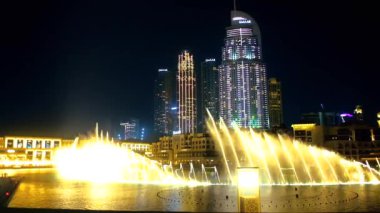 DUBAI, BAE - 7 Mart 2020 Dubai Fıskiyesi 'nin Burj Halife Gölü' ndeki altın gösterisi, 7 Mart 'ta Dubai' de,