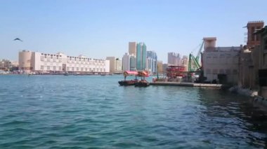 DUBAI, BAE - 8 Mart 2020: Dubai Creek Dubai bankası 8 Mart 'ta Dubai' de eski ve modern binalar ve yüzen abra botlarıyla Deira bankasını gözlemler.