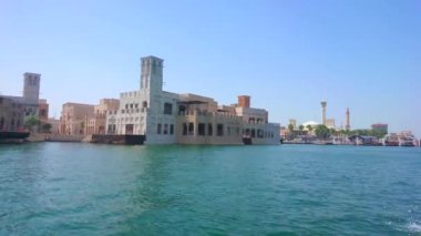 Dubai Deresi, kerpiç binaları ve rüzgar kuleleri (rüzgâr kapanı, barjeel), eski market tezgahları ve dhow tekne iskeleleri, Dubai, BAE