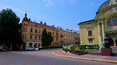 CHERNIVTSI, UKRAINE - 16 Temmuz 2021: Ukrayna Müzik ve Drama Tiyatrosu ile Teatralna (Tiyatro) Meydanı Panoraması ve Olga Kobylianska anıtı, 16 Temmuz 'da Chernivtsi' de