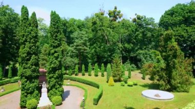 Chernivtsi Ulusal Üniversitesi Botanik Bahçesi 'nin panoramasında budanmış çalılar, yeşil çimenler, kozalaklı ağaçlar, Ukrayna