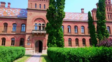 CHERNIVTSI, UKRAINE - 16 Temmuz 2021: Bukovinian ve Dalmaçya Metropolitanları kompleksinin panoraması, bugünlerde Chernivtsi Ulusal Üniversitesi, Çernivtsi