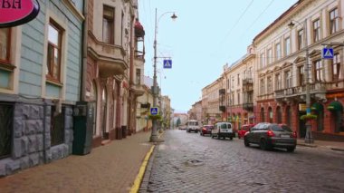 CHERNIVTSI, UKRAINE - 16 Temmuz 2021: 16 Temmuz 'da Chernivtsi' de tarihi yapılar, mağazalar ve kafeler manzarasıyla Ana Cadde 'de (Holovna Caddesi) yürüyün