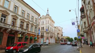 CHERNIVTSI, UKRAINE - 16 Temmuz 2021: Tramvay ve arabalar tarihi binalarla dolu olan ana caddede (Holovna Caddesi) 16 Temmuz 'da Chernivtsi