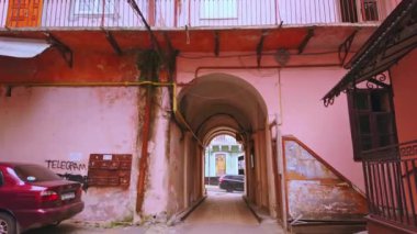 CHERNIVTSI, UKRAINE - 16 Temmuz 2021: Eski kasabanın ana caddesine (Holovna Caddesi) giden kemerli geçitli eski avlu, 16 Temmuz 'da Chernivtsi