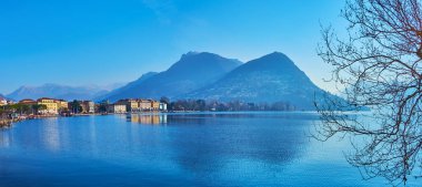 Lugano Gölü 'nün kenarından sabah manzarası Monte Bre ve Monte Boglia arka planda, Ticino, İsviçre