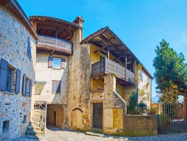 Eski Carona 'nın taş evleri, Via Principale, Ticino, İsviçre